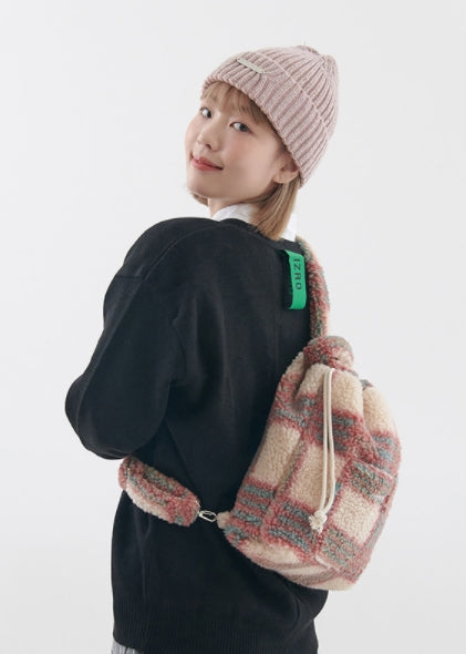 オルモストブルー(Almost Blue) FLUFFY CHECK SLING BAG
