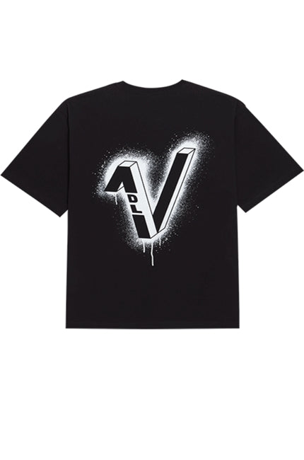 アクメドラビ(acme' de la vie) SPRAY V LOGO SHORT SLEEVE T-SHIRT BLACK
