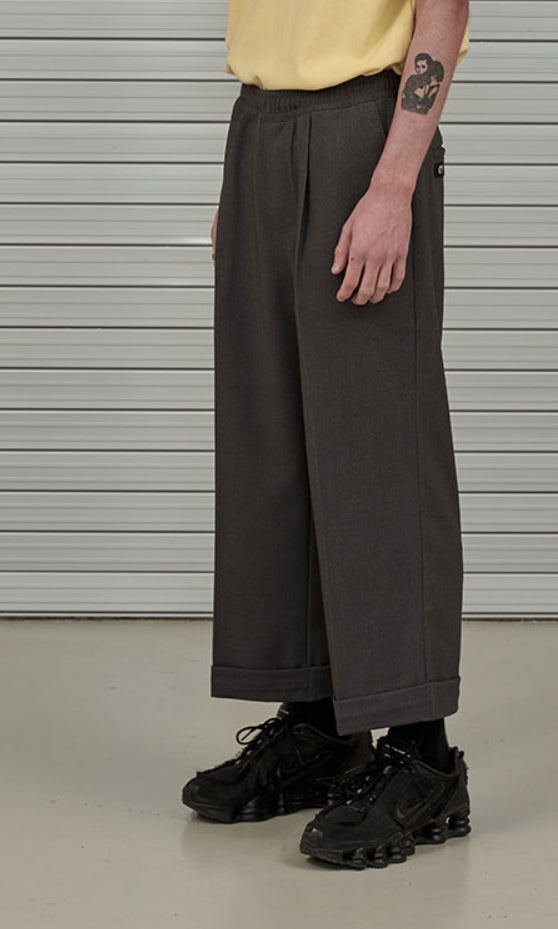 オーワイ(OY)  PIN TUCK CROP WIDE SLACKS-CHARCOAL GREY