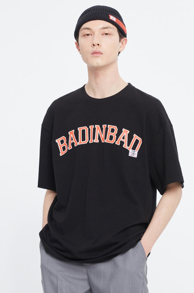 ベドインベド(BADINBAD) COLLEGE FONT LOGO TEE_BLACK