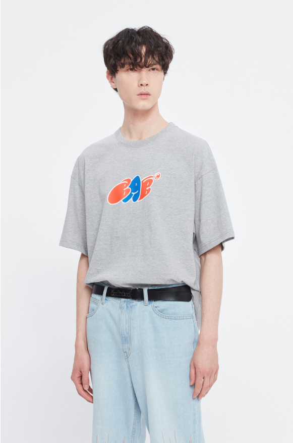 ベドインベド(BADINBAD) COLOR FAT LOGO TEE_GREY