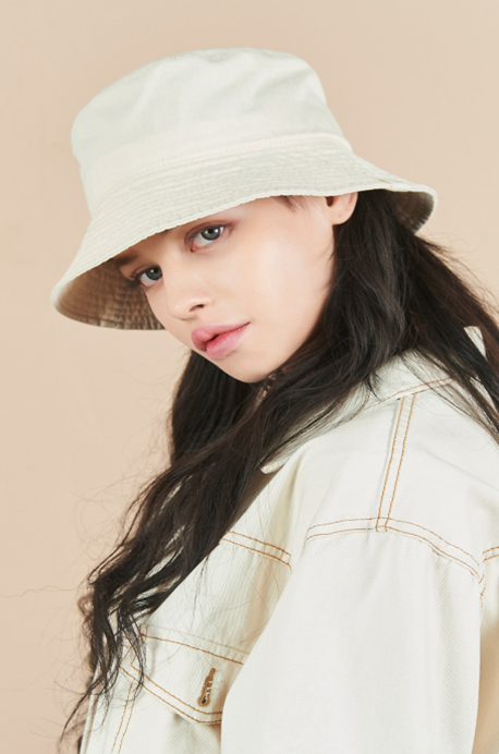 VARZAR(バザール)　Monogram Label Pigment Bucket Hat White