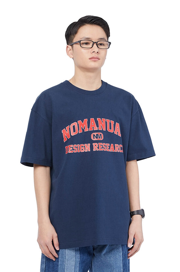NOMANUAL(ノーマニュアル) UNIVERSITY LOGO T-SHIRT - NAVY