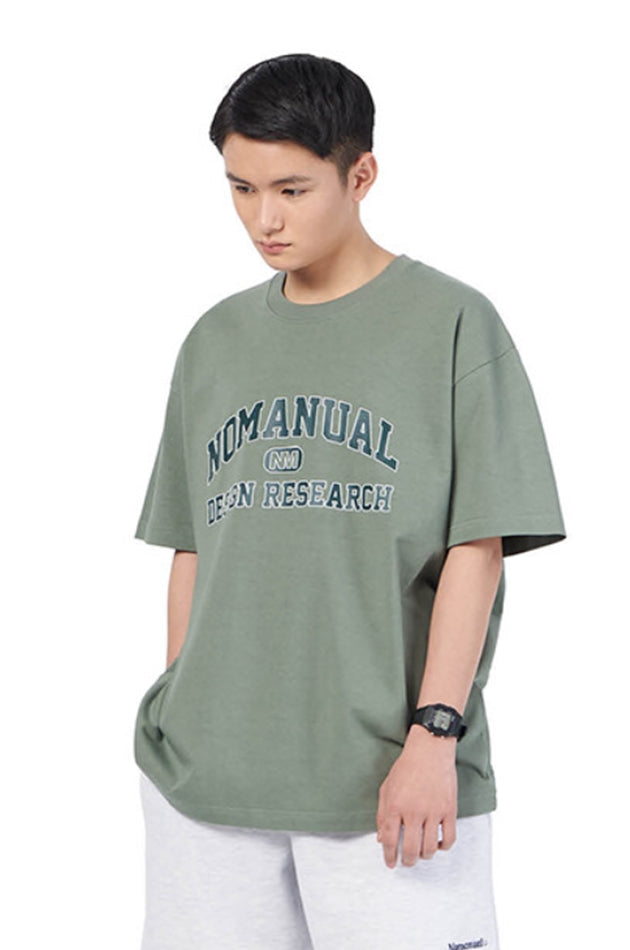 NOMANUAL(ノーマニュアル) UNIVERSITY LOGO T-SHIRT - KHAKI