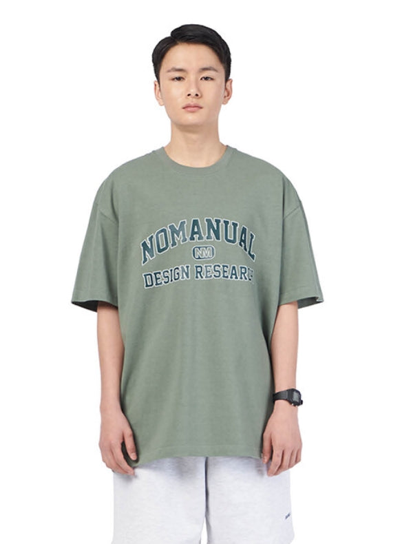 NOMANUAL(ノーマニュアル) UNIVERSITY LOGO T-SHIRT - KHAKI