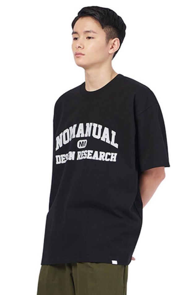 NOMANUAL(ノーマニュアル) UNIVERSITY LOGO T-SHIRT - BLACK