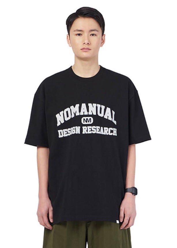 NOMANUAL(ノーマニュアル) UNIVERSITY LOGO T-SHIRT - BLACK