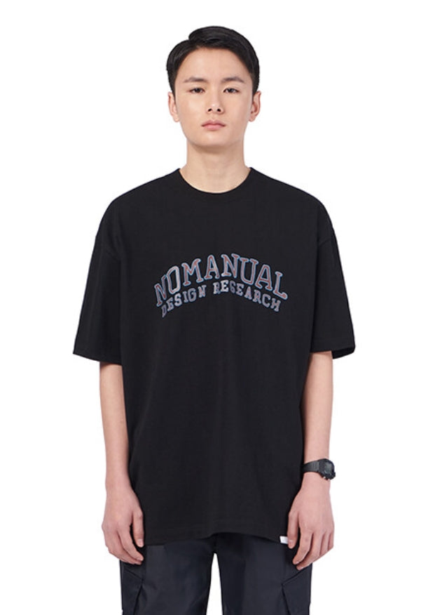 NOMANUAL(ノーマニュアル) DRAWING ARCH LOGO T-SHIRT - BLACK