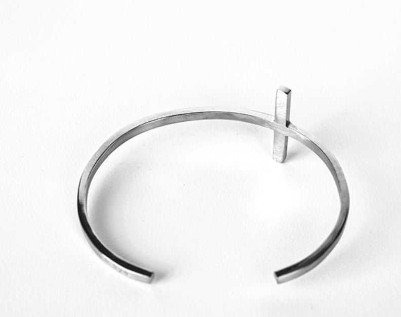 SSY(エスエスワイ) S SY CROSS BANGLE BRACELET (SURGICAL STEEL)