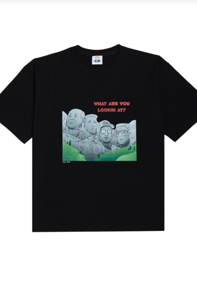 アクメドラビ(acme' de la vie)   HANK HILL FRIENDS STONE STATUE - SHORT SLEEVE T-SHIRT