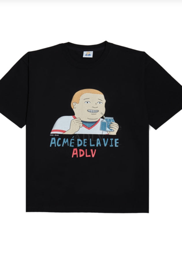 アクメドラビ(acme' de la vie)   BOBBY HILL DRINKING MILK - BLACK SHORT SLEEVE T-SHIRT