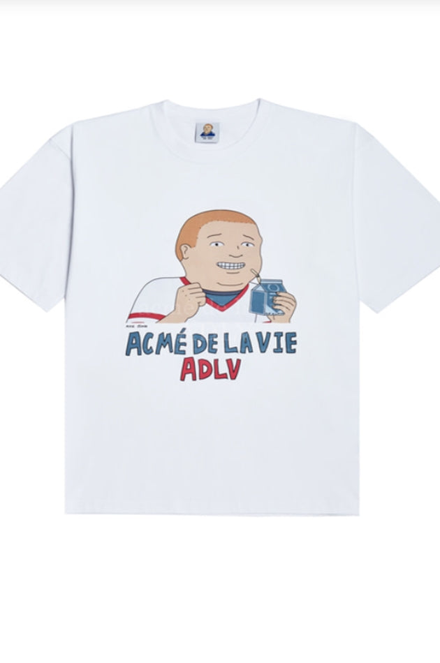 アクメドラビ(acme' de la vie)  BOBBY HILL DRINKING MILK - WHITE SHORT SLEEVE T-SHIRT