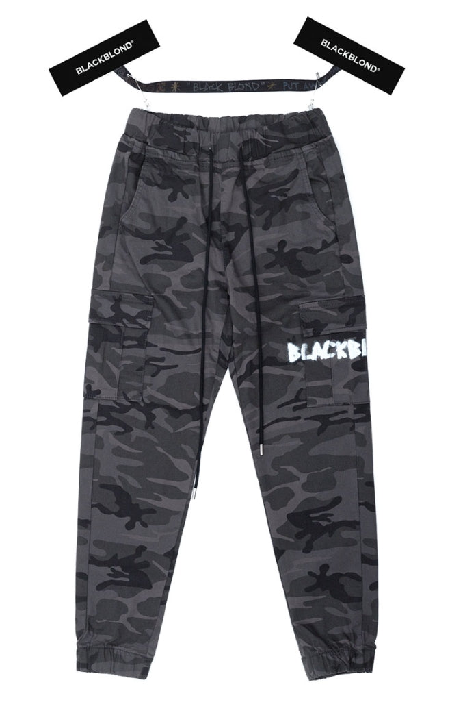ブラックブロンド(BLACKBLOND) BBD Graffiti Logo Camo Cargo Jogger Pants (Gray)