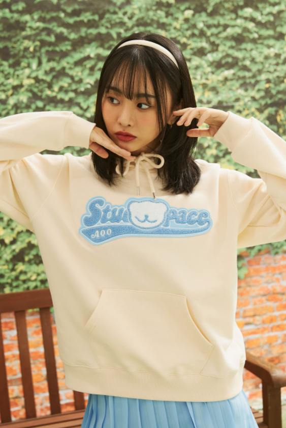 AQO_studiospace(アコスタジオスペース)    AQO VARSITY LOGO HOODIE IVORY