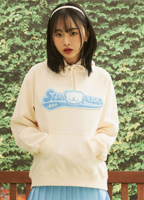 AQO_studiospace(アコスタジオスペース)    AQO VARSITY LOGO HOODIE IVORY