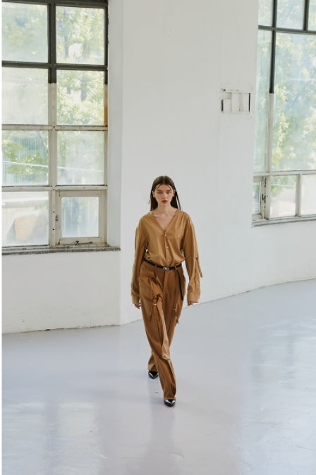 イーエスシースタジオ(ESC STUDIO) slit v-neck shirt(beige)