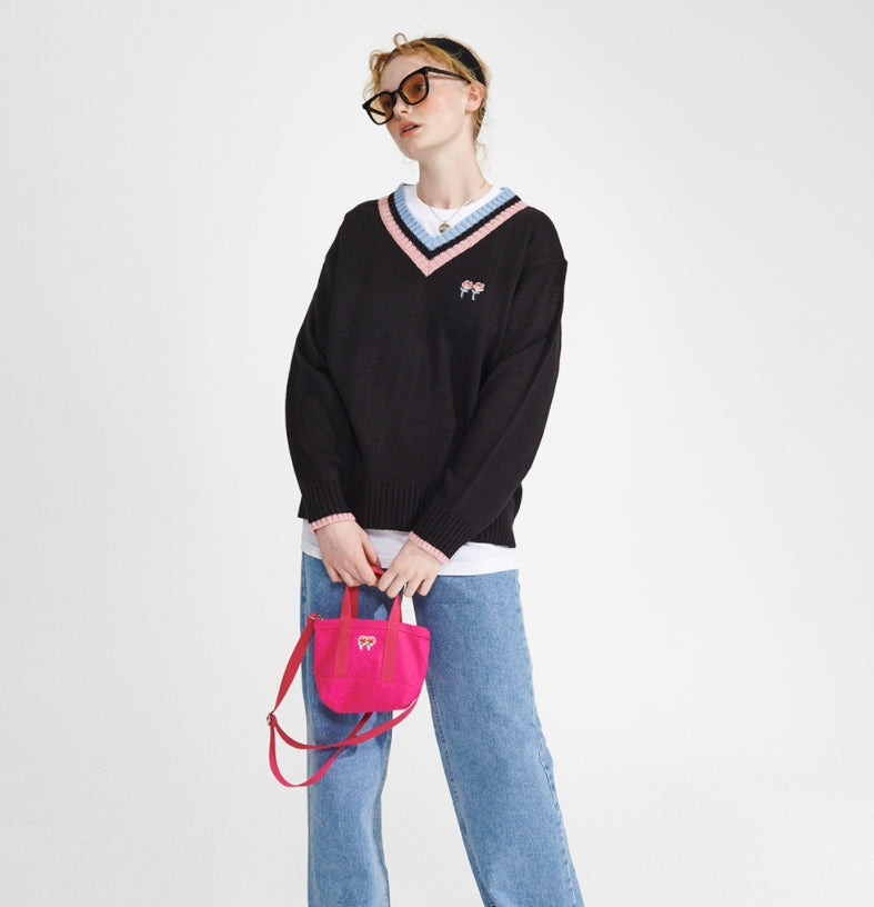 ワンダービジター(WONDER VISITOR) Logo embroidery v-neck Knit [Black]