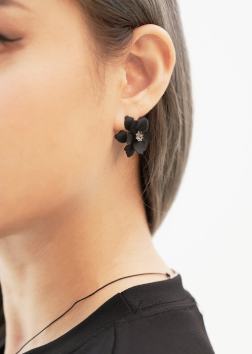 BLACKPURPLE (ブラックパープル) Mila Flower Cubic Earrings_Black
