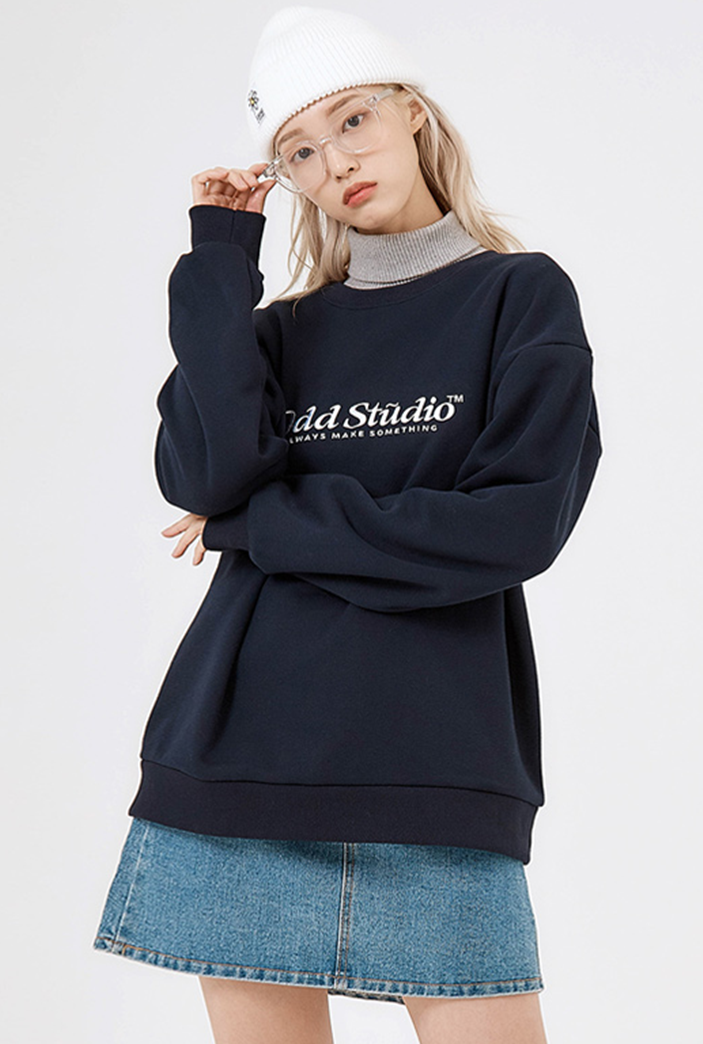 Odd Studio (オッドスタジオ)　STANDARD EMBROIDERED LOGO SWEATSHIRT-NAVY