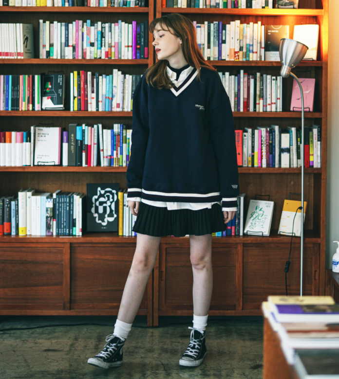 ダブルユーブイプロジェクト(WV PROJECT) Lost color matching Sweatshirt Navy KMMT7530