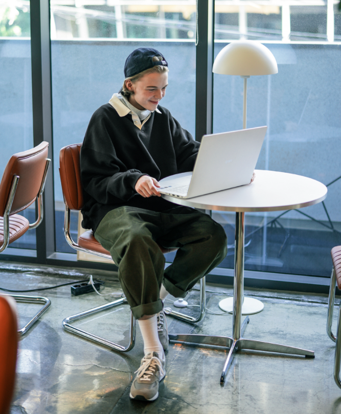 ダブルユーブイプロジェクト(WV PROJECT) Kaku Kara Sweatshirt Black KMMT7519