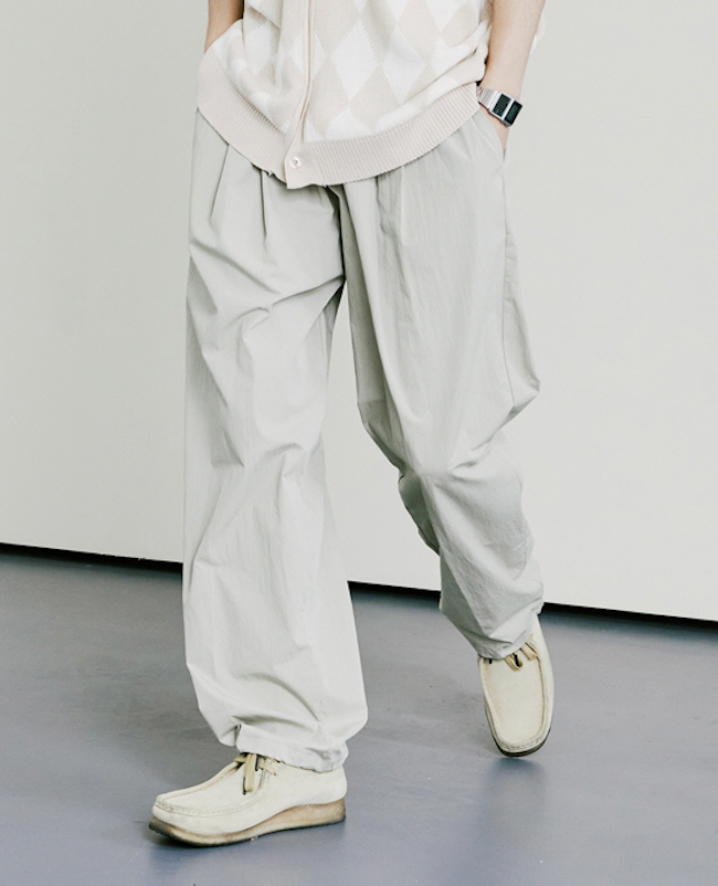 KND(케이엔드) NYLON 2WAY WIDE CURVE FIT BANDING PANTS L/GREY