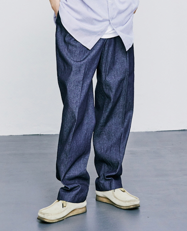 KND(ケイエンド) DENIM WIDE CURVE FIT TWO TUCK SLACKS INDIGO