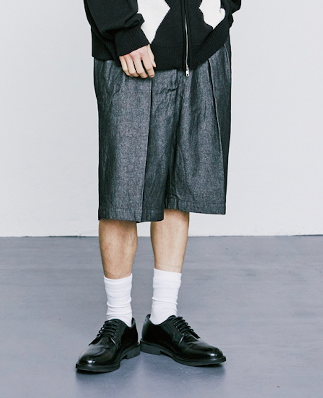 KND(케이엔드) DENIM WIDE CURVE FIT TWO TUCK BERMUDA PANTS BLACK