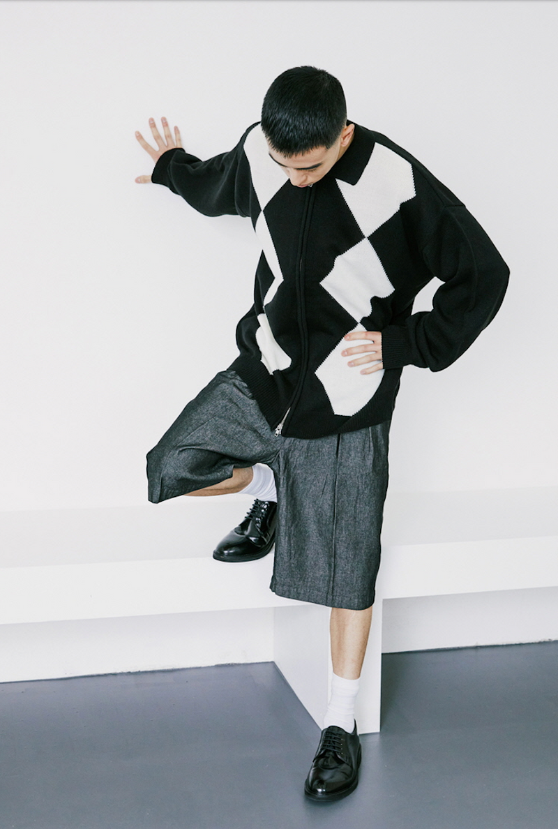 KND(케이엔드) DENIM WIDE CURVE FIT TWO TUCK BERMUDA PANTS BLACK