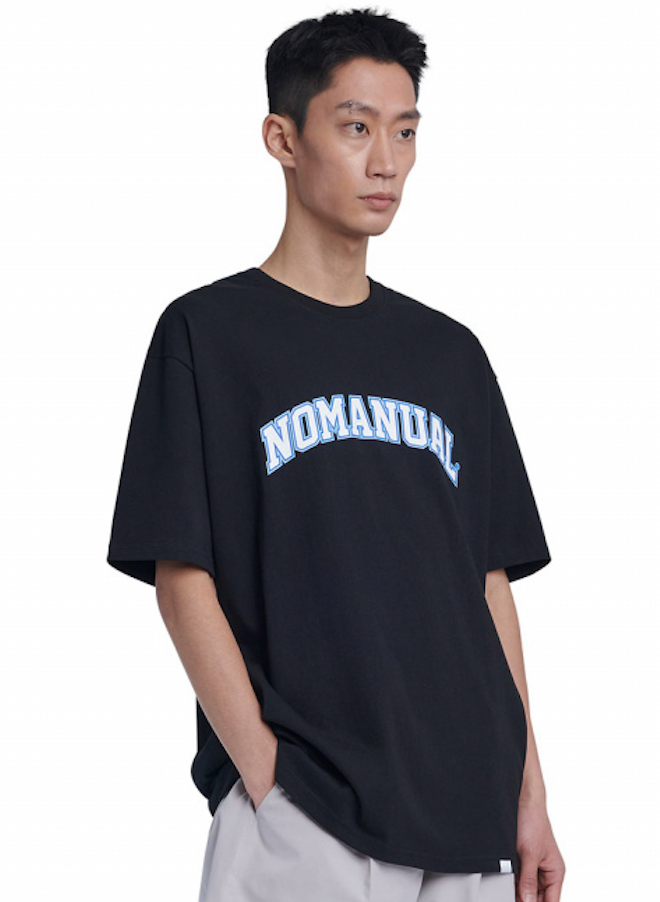 NOMANUAL(ノーマニュアル)  3T ARCH LOGO T-SHIRT - BLACK