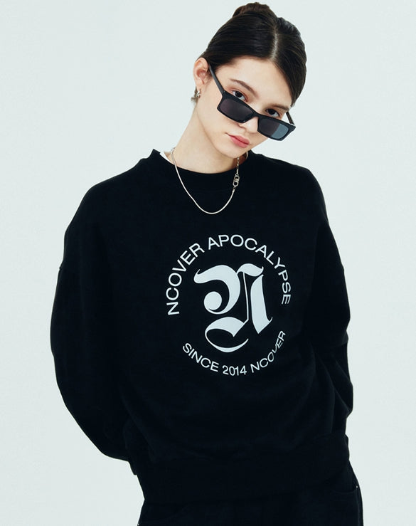 NCOVER（エンカバー）ROMAN TYPO LOGO SWEATSHIRT-BLACK