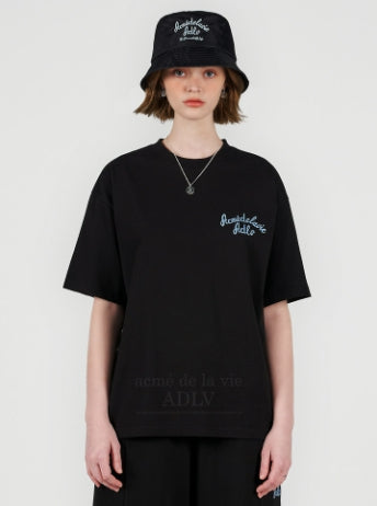 アクメドラビ(acme' de la vie) SCRIPT LOGO EMBROIDERY SHORT SLEEVE T-SHIRT BLACK