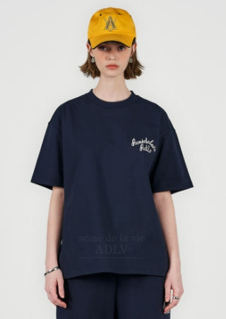 アクメドラビ(acme' de la vie) SCRIPT LOGO EMBROIDERY SHORT SLEEVE T-SHIRT NAVY