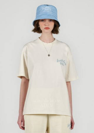 アクメドラビ(acme' de la vie) SCRIPT LOGO EMBROIDERY SHORT SLEEVE T-SHIRT IVORY