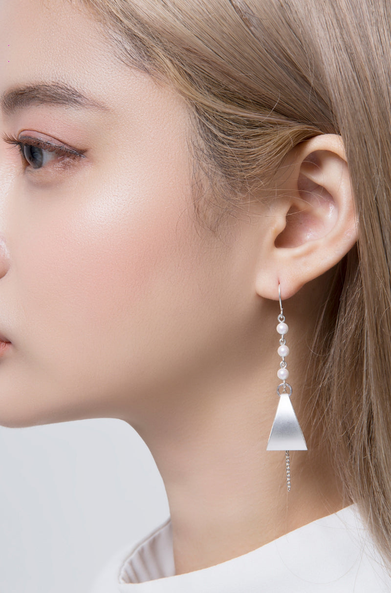 PASION (パシオン) Pearl Drop Signal Light Earring (Silver)