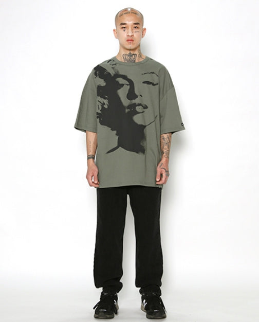 アジョバイアジョ(AJOBYAJO) MM Face T-Shirt [KHAKI]