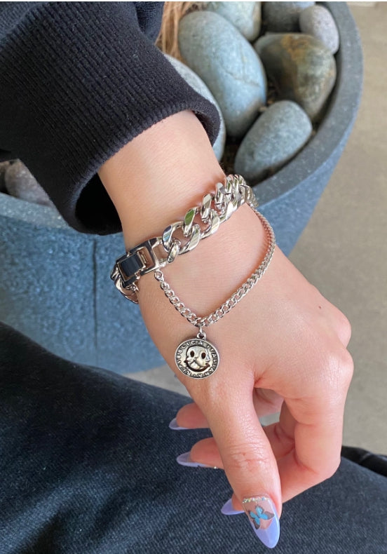 PASION (パシオン) Smile Circle Pendant Layered Bold Chain Bracelet