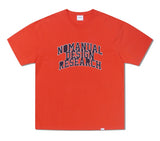 NOMANUAL(ノーマニュアル) ARCH LOGO T-SHIRT - PERMANENT ORANGE