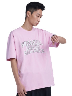 NOMANUAL(ノーマニュアル) ARCH LOGO T-SHIRT - LIGHT PINK
