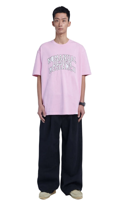 NOMANUAL(ノーマニュアル) ARCH LOGO T-SHIRT - LIGHT PINK
