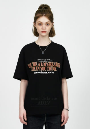 アクメドラビ(acme' de la vie) SLOGAN OLD SCHOOL SHORT SLEEVE T-SHIRT BLACK
