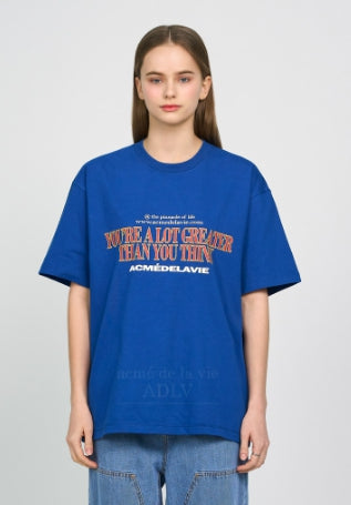 アクメドラビ(acme' de la vie) SLOGAN OLD SCHOOL SHORT SLEEVE T-SHIRT BLUE