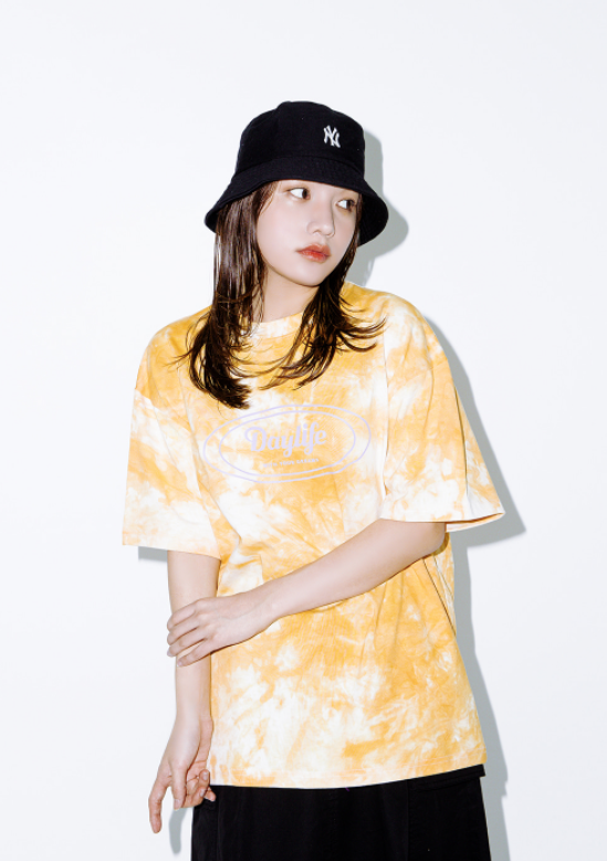 デイライフ(Daylife) Signature Logo Half T-shirt (Yellow