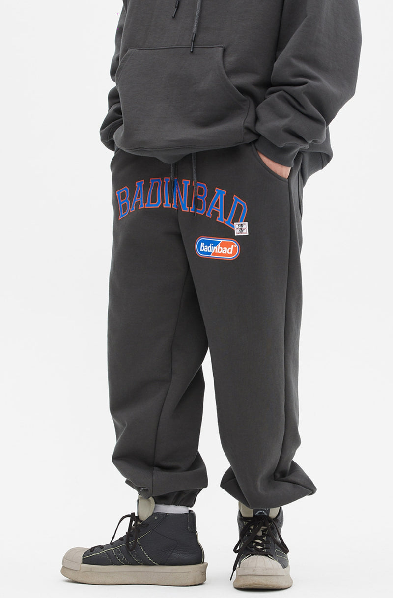 ベドインベド(BADINBAD) COLLEGE FONT HEAVY WEIGHT PANTS_CHARCOAL