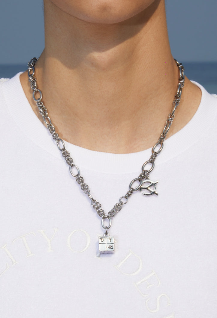 オーワイ(OY) CUBE LOGO NECKLACE-SILVER