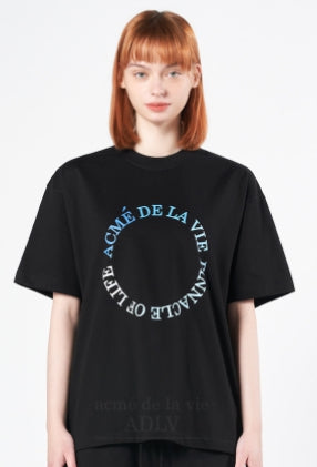 アクメドラビ(acme' de la vie) CIRCLE LOGO ARTWORK BASIC SHORT SLEEVE T-SHIRT BLACK