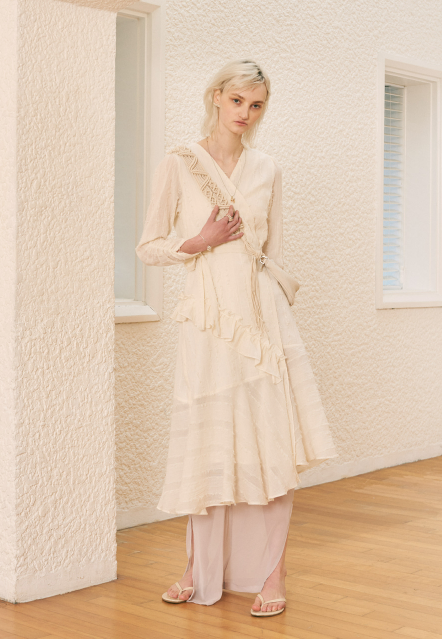 TMO BY 13MONTH（ティーエムオーバイサーティンマンス）RUFFLE ROBE ONE PIECE (WHITE)