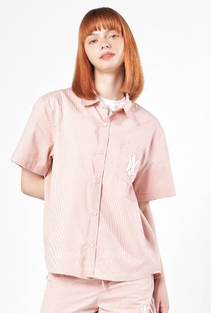 アクメドラビ(acme' de la vie) A LOGO EMBLEM PATCH STRIPE SHORT SLEEVE SHIRT PINK