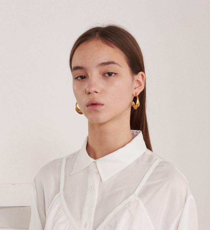 TMO BY 13MONTH（ティーエムオーバイサーティンマンス）NEW MOON SHAPE GOLD RING EARRING (GOLD)