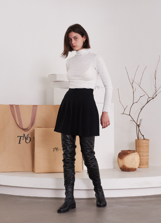 TMO BY 13MONTH（ティーエムオーバイサーティンマンス）CONTRAST RUFFLED TRIMMING EDGE TURTLENECK T-SHIRT (WHITE)